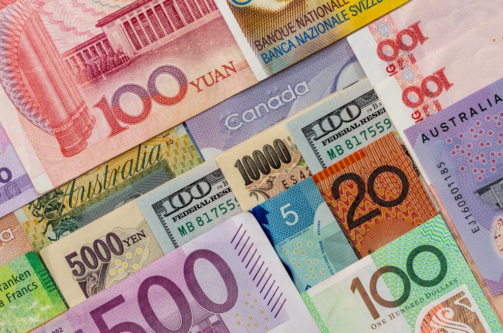 Banknoten in mehreren Länderwährungen wie Yen, Dollar und Euro